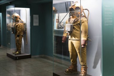 MUNICH, GERMANY - 26 Kasım 2018: Alman Bilim ve Teknoloji Başarı Müzesi, enerji buhar makineleri, rüzgar değirmenleri ve elektrik jeneratörlerinin üretimine yönelik eski mekanizmaların maruziyetini temsil etmektedir.. 