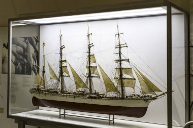 MUNICH, GERMANY - 26 Kasım 2018: Alman Bilim ve Teknoloji Başarı Müzesi, enerji buhar makineleri, rüzgar değirmenleri ve elektrik jeneratörlerinin üretimine yönelik eski mekanizmaların maruziyetini temsil etmektedir.. 