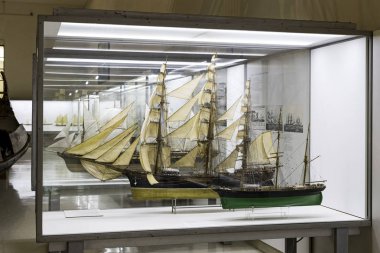 MUNICH, GERMANY - 26 Kasım 2018: Alman Bilim ve Teknoloji Başarı Müzesi, enerji buhar makineleri, rüzgar değirmenleri ve elektrik jeneratörlerinin üretimine yönelik eski mekanizmaların maruziyetini temsil etmektedir.. 