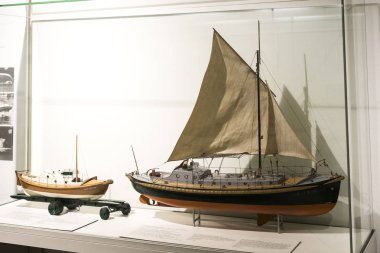 MUNICH, GERMANY - 26 Kasım 2018: Alman Bilim ve Teknoloji Başarı Müzesi, enerji buhar makineleri, rüzgar değirmenleri ve elektrik jeneratörlerinin üretimine yönelik eski mekanizmaların maruziyetini temsil etmektedir.. 