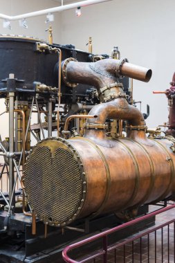 MUNICH, GERMANY - 26 Kasım 2018: Alman Bilim ve Teknoloji Başarı Müzesi, enerji buhar makineleri, rüzgar değirmenleri ve elektrik jeneratörlerinin üretimine yönelik eski mekanizmaların maruziyetini temsil etmektedir.. 