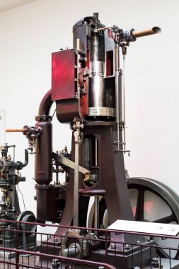MUNICH, GERMANY - 26 Kasım 2018: Alman Bilim ve Teknoloji Başarı Müzesi, enerji buhar makineleri, rüzgar değirmenleri ve elektrik jeneratörlerinin üretimine yönelik eski mekanizmaların maruziyetini temsil etmektedir.. 