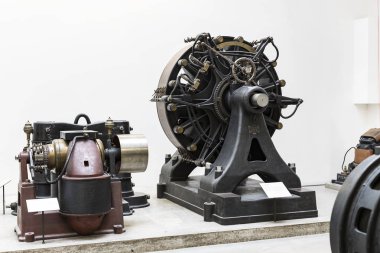 MUNICH, GERMANY - 26 Kasım 2018: Alman Bilim ve Teknoloji Başarı Müzesi, enerji buhar makineleri, rüzgar değirmenleri ve elektrik jeneratörlerinin üretimine yönelik eski mekanizmaların maruziyetini temsil etmektedir.. 