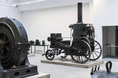 MUNICH, GERMANY - 26 Kasım 2018: Alman Bilim ve Teknoloji Başarı Müzesi, enerji buhar makineleri, rüzgar değirmenleri ve elektrik jeneratörlerinin üretimine yönelik eski mekanizmaların maruziyetini temsil etmektedir.. 