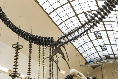MUNICH, GERMANY - 26 Kasım 2018: Alman Bilim ve Teknoloji Başarı Müzesi, enerji buhar makineleri, rüzgar değirmenleri ve elektrik jeneratörlerinin üretimine yönelik eski mekanizmaların maruziyetini temsil etmektedir.. 
