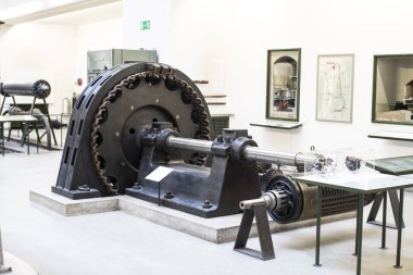 MUNICH, GERMANY - 26 Kasım 2018: Alman Bilim ve Teknoloji Başarı Müzesi, enerji buhar makineleri, rüzgar değirmenleri ve elektrik jeneratörlerinin üretimine yönelik eski mekanizmaların maruziyetini temsil etmektedir.. 