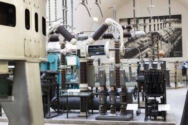 MUNICH, GERMANY - 26 Kasım 2018: Alman Bilim ve Teknoloji Başarı Müzesi, enerji buhar makineleri, rüzgar değirmenleri ve elektrik jeneratörlerinin üretimine yönelik eski mekanizmaların maruziyetini temsil etmektedir.. 