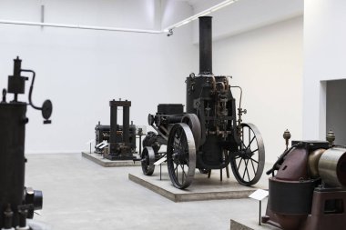 MUNICH, GERMANY - 26 Kasım 2018: Alman Bilim ve Teknoloji Başarı Müzesi, enerji buhar makineleri, rüzgar değirmenleri ve elektrik jeneratörlerinin üretimine yönelik eski mekanizmaların maruziyetini temsil etmektedir.. 