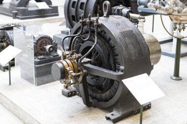 MUNICH, GERMANY - 26 Kasım 2018: Alman Bilim ve Teknoloji Başarı Müzesi, enerji buhar makineleri, rüzgar değirmenleri ve elektrik jeneratörlerinin üretimine yönelik eski mekanizmaların maruziyetini temsil etmektedir.. 