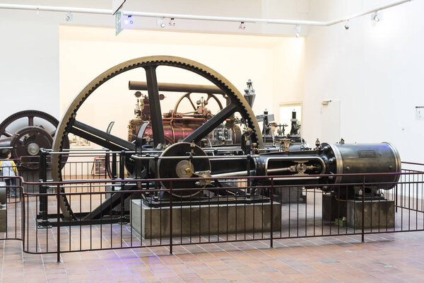 МЮНХЕН, ГЕРМАНИЯ - 26 НОЯБРЯ 2018 года: Немецкий музей научно-технических достижений представляет собой экспозицию старых механизмов производства энергетических паровых двигателей, ветряных мельниц, электрогенераторов
. 