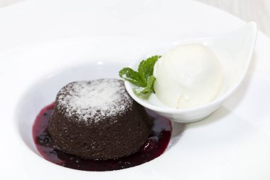 Lokantadaki yemek tabağından alınan tatlılar yakın plan çekilir..