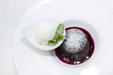 Lokantadaki yemek tabağından alınan tatlılar yakın plan çekilir..