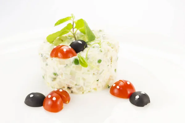 Salada Olivier Decorada Com Tomates Restaurante Fundo Branco — Fotografia de Stock