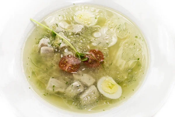 Caldo Pollo Decorado Con Huevos Codorniz Sobre Fondo Blanco Restaurante — Foto de Stock