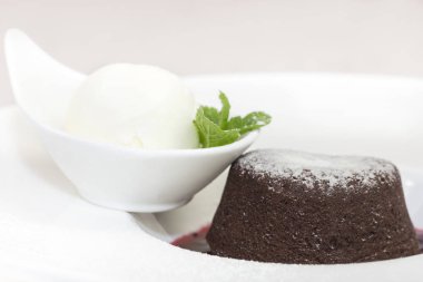 Lokantadaki yemek tabağından alınan tatlılar yakın plan çekilir..