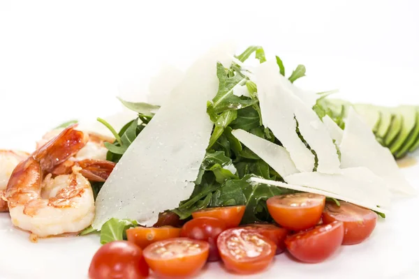 Meeresfrüchte Und Gemüsesalat Nahaufnahme Auf Weißem Hintergrund Einem Restaurant — Stockfoto