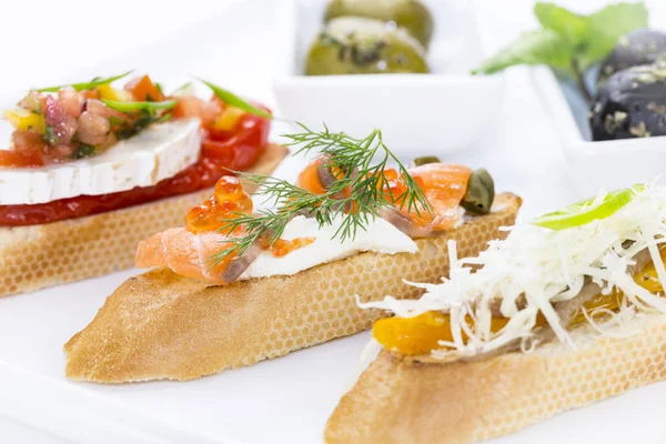 Traditionelle Spanische Canapes Tapas Mit Käse Und Meeresfrüchten — Stockfoto