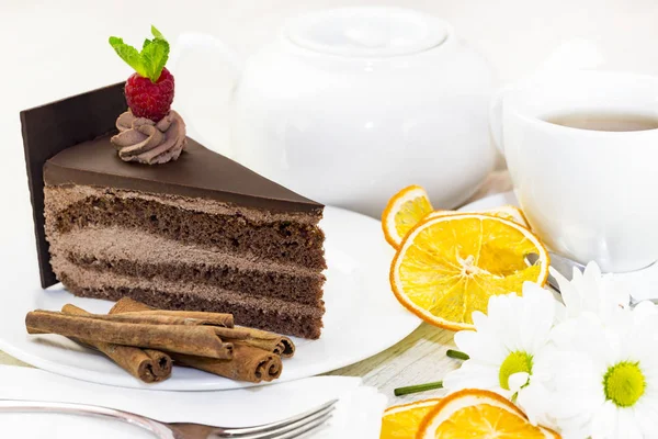 布拉格蛋糕 背景是餐馆里的茶壶和茶杯 — 图库照片