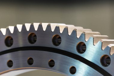 büyük çelik dişli yakın çekim fotoğraf vurdu.