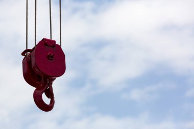 Gökyüzüne karşı vinç kancasıyla çalış.