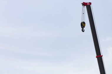 Gökyüzüne karşı vinç kancasıyla çalış.