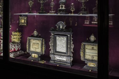 Münih, Almanya - 27 Kasım 2018: Kutsal emanetler Müzesi oturma (Münih Residenz), Bavyera krallar topluluğu.