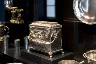 MÜZİK, GERMANY - 27, 2018: Müze ikametgahındaki Bavyera Kralları koleksiyonundan çanak çömlek ve çatal bıçak setleri (Münih Residenz)