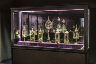 Münih, Almanya - 27 Kasım 2018: Kutsal emanetler Müzesi oturma (Münih Residenz), Bavyera krallar topluluğu.