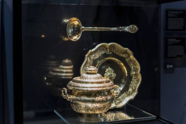 MÜZİK, GERMANY - 27, 2018: Müze ikametgahındaki Bavyera Kralları koleksiyonundan çanak çömlek ve çatal bıçak setleri (Münih Residenz)