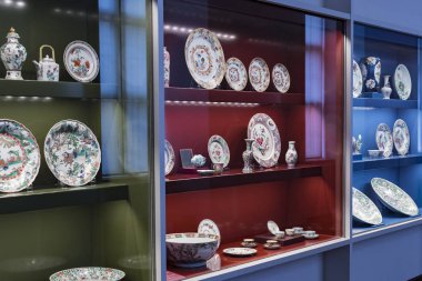 MÜZİK, GERMANY - 27, 2018: Müze ikametgahındaki Bavyera Kralları koleksiyonundan çanak çömlek ve çatal bıçak setleri (Münih Residenz)