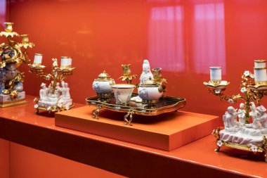 MÜZİK, GERMANY - 27, 2018: Müze ikametgahındaki Bavyera Kralları koleksiyonundan çanak çömlek ve çatal bıçak setleri (Münih Residenz)