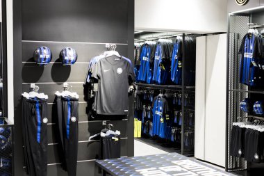 7 Haziran 2018, MILAN, ITALY: Resmi Mağaza FC Inter Milan ve Milan, takım hayranları ve stadyum ziyaretçileri için giysi ve ayakkabı takımı. 