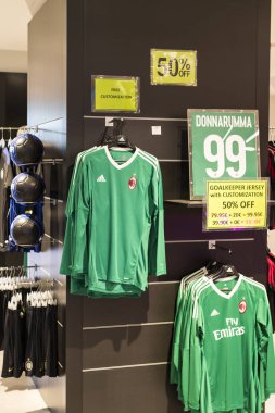 7 Haziran 2018, MILAN, ITALY: Resmi Mağaza FC Inter Milan ve Milan, takım hayranları ve stadyum ziyaretçileri için giysi ve ayakkabı takımı. 