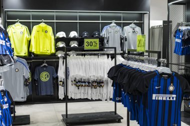 7 Haziran 2018, MILAN, ITALY: Resmi Mağaza FC Inter Milan ve Milan, takım hayranları ve stadyum ziyaretçileri için giysi ve ayakkabı takımı. 
