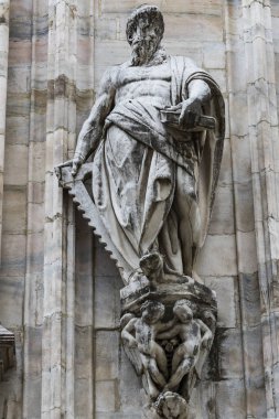 6 HAZİRAN 2018, MİLAN, İTALYA: Milano Katedrali 'ni süsleyen azizlerin ve şehitlerin heykelleri (Duomo di Milano) yakın planda çekilir. 