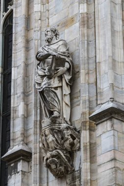 6 HAZİRAN 2018, MİLAN, İTALYA: Milano Katedrali 'ni süsleyen azizlerin ve şehitlerin heykelleri (Duomo di Milano) yakın planda çekilir. 