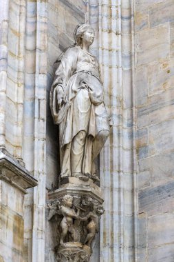 6 HAZİRAN 2018, MİLAN, İTALYA: Milano Katedrali 'ni süsleyen azizlerin ve şehitlerin heykelleri (Duomo di Milano) yakın planda çekilir. 