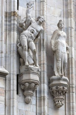 6 HAZİRAN 2018, MİLAN, İTALYA: Milano Katedrali 'ni süsleyen azizlerin ve şehitlerin heykelleri (Duomo di Milano) yakın planda çekilir. 