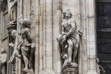 6 HAZİRAN 2018, MİLAN, İTALYA: Milano Katedrali 'ni süsleyen azizlerin ve şehitlerin heykelleri (Duomo di Milano) yakın planda çekilir. 