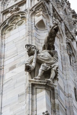 6 HAZİRAN 2018, MİLAN, İTALYA: Milano Katedrali 'ni süsleyen azizlerin ve şehitlerin heykelleri (Duomo di Milano) yakın planda çekilir. 