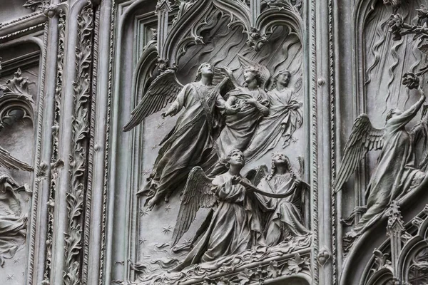 2018年6月6日 ミラノ イタリア ミラノ大聖堂 ドゥオモ ミラノ を飾る聖人や殉教者の彫刻がクローズアップされます — ストック写真