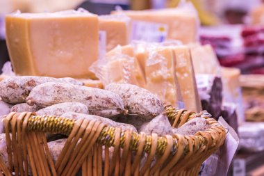 6 Haziran 2018, Milano, İtalya: Milano 'da geleneksel İtalyan ürünlerinden (il Macellaio Fattoria Del Casaro) et ve peynir lezzetleri alışverişi.