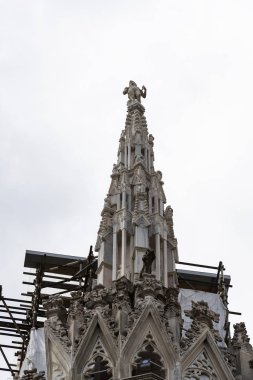 6 HAZİRAN 2018, MİLAN, İTALYA: Milano Katedrali 'ni süsleyen azizlerin ve şehitlerin heykelleri (Duomo di Milano) yakın planda çekilir. 