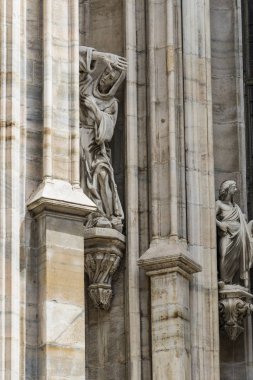 6 HAZİRAN 2018, MİLAN, İTALYA: Milano Katedrali 'ni süsleyen azizlerin ve şehitlerin heykelleri (Duomo di Milano) yakın planda çekilir. 
