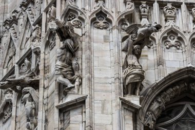 6 HAZİRAN 2018, MİLAN, İTALYA: Milano Katedrali 'ni süsleyen azizlerin ve şehitlerin heykelleri (Duomo di Milano) yakın planda çekilir. 