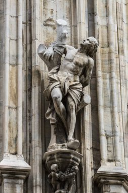 6 HAZİRAN 2018, MİLAN, İTALYA: Milano Katedrali 'ni süsleyen azizlerin ve şehitlerin heykelleri (Duomo di Milano) yakın planda çekilir. 