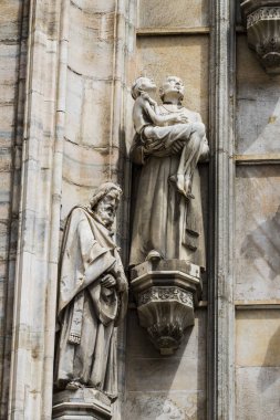 6 HAZİRAN 2018, MİLAN, İTALYA: Milano Katedrali 'ni süsleyen azizlerin ve şehitlerin heykelleri (Duomo di Milano) yakın planda çekilir. 