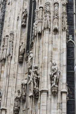 6 HAZİRAN 2018, MİLAN, İTALYA: Milano Katedrali 'ni süsleyen azizlerin ve şehitlerin heykelleri (Duomo di Milano) yakın planda çekilir. 