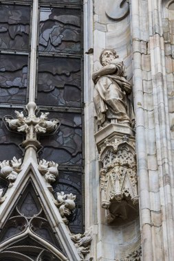 6 HAZİRAN 2018, MİLAN, İTALYA: Milano Katedrali 'ni süsleyen azizlerin ve şehitlerin heykelleri (Duomo di Milano) yakın planda çekilir. 