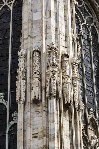 6 HAZİRAN 2018, MİLAN, İTALYA: Milano Katedrali 'ni süsleyen azizlerin ve şehitlerin heykelleri (Duomo di Milano) yakın planda çekilir. 
